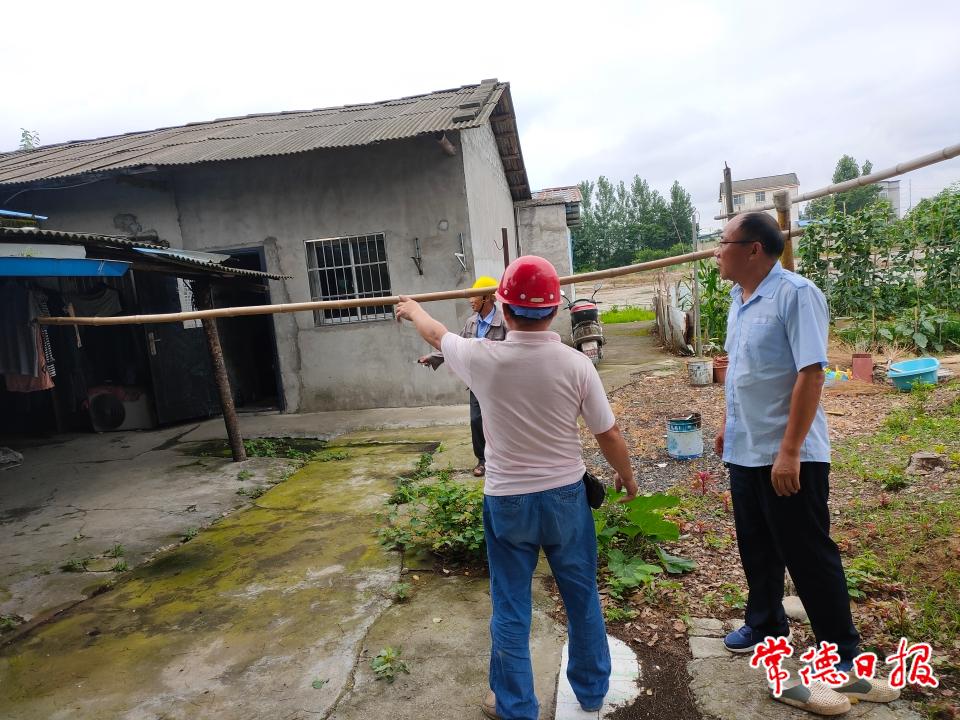 宋宏斌同志聯(lián)系專(zhuān)業(yè)人士對(duì)脫貧戶(hù)房屋漏雨問(wèn)題進(jìn)行現(xiàn)場(chǎng)指導(dǎo)（右一）.jpg