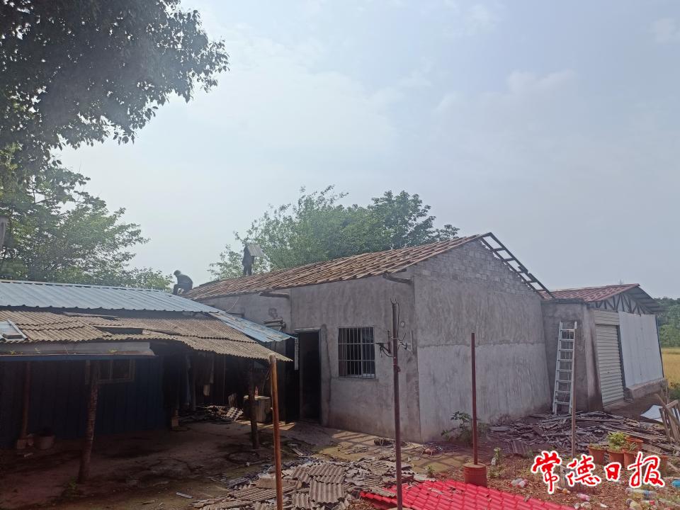 為脫貧戶(hù)房屋漏雨情況進(jìn)行整改中.jpg