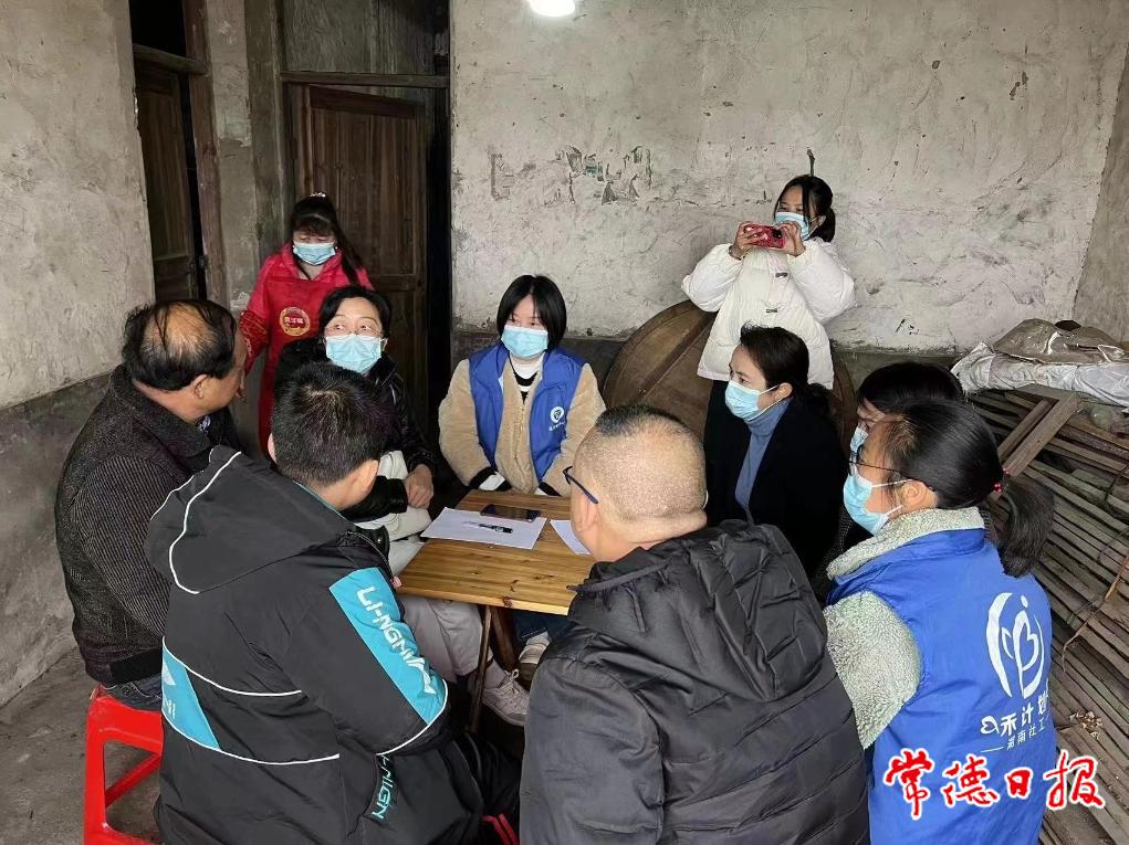 伍書記與村支兩委、駐村干部商議對盛忠思的幫扶方案.jpg