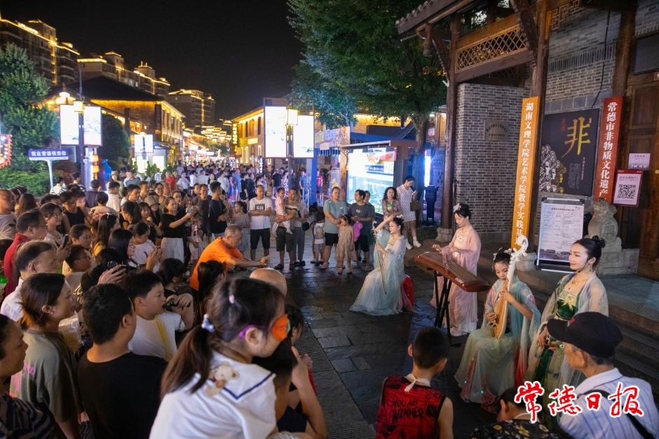 常德河街上的國樂表演。資料圖片.png