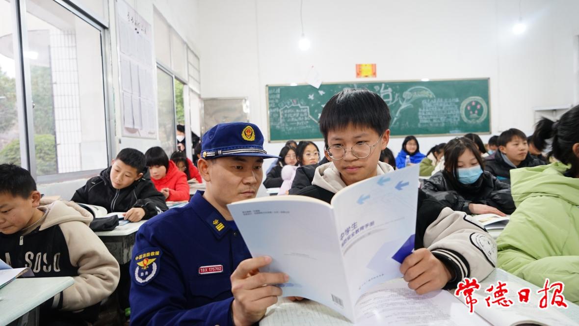3、朱述杰兼任公益宣傳員，深入學(xué)校普及消防安全知識。.jpg